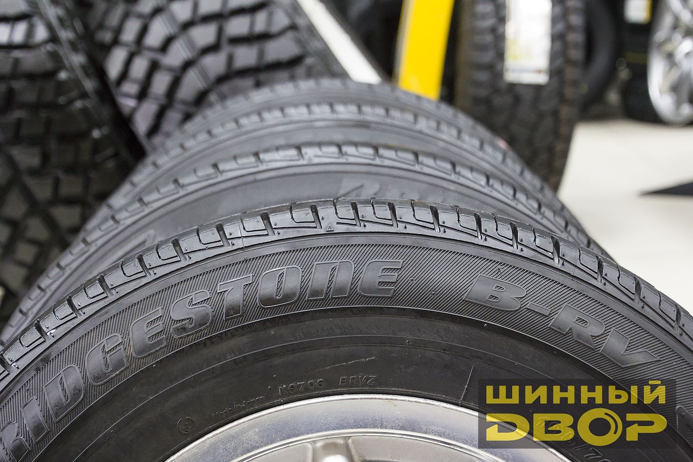 Шины б/у 195/70 R14 Bridgestone B-RV AQ К-кт 4шт. в Красноярске || Шинный  двор