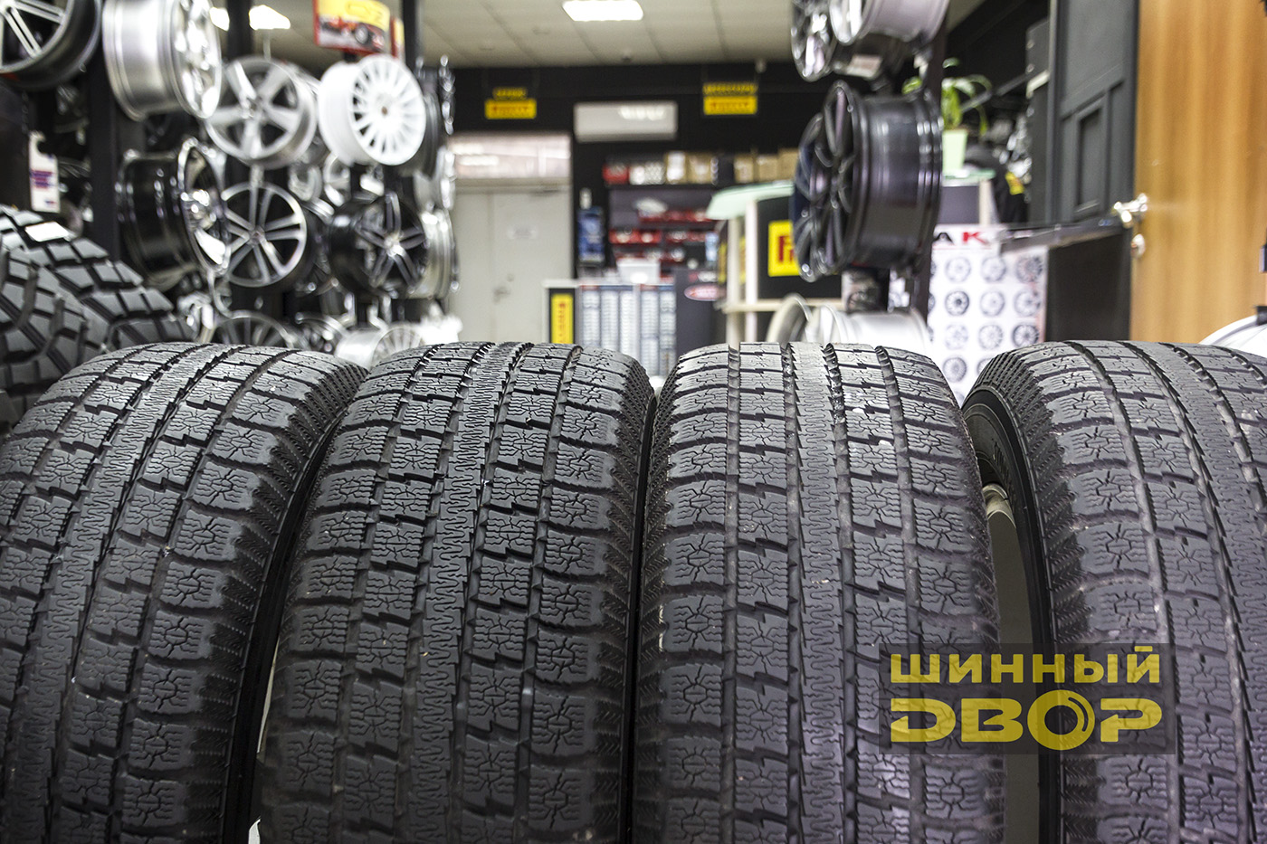 Шины б/у Япония 215/60 R16 TOYO изн 20% К-кт 4 шт. в Красноярске || Шинный  двор