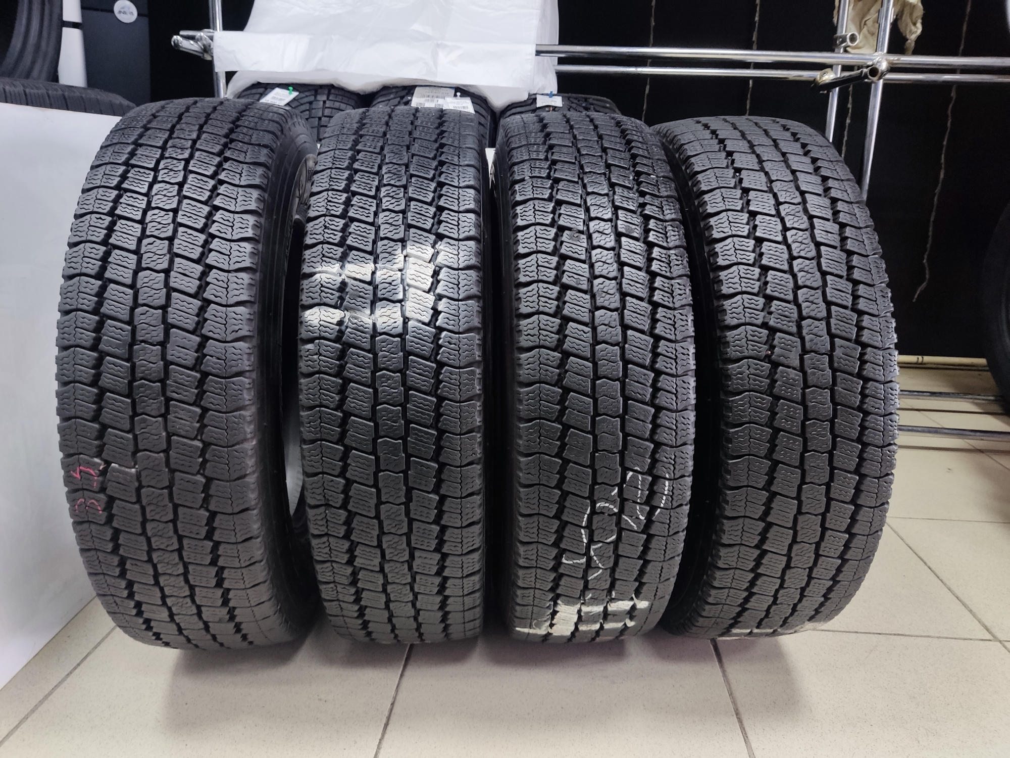 Шины б/у 205/70 R16 LT Toyo Delvex m934 111/109L Износ 5% 2018 г.в. Япония  Комплект 4шт. в Красноярске || Шинный двор