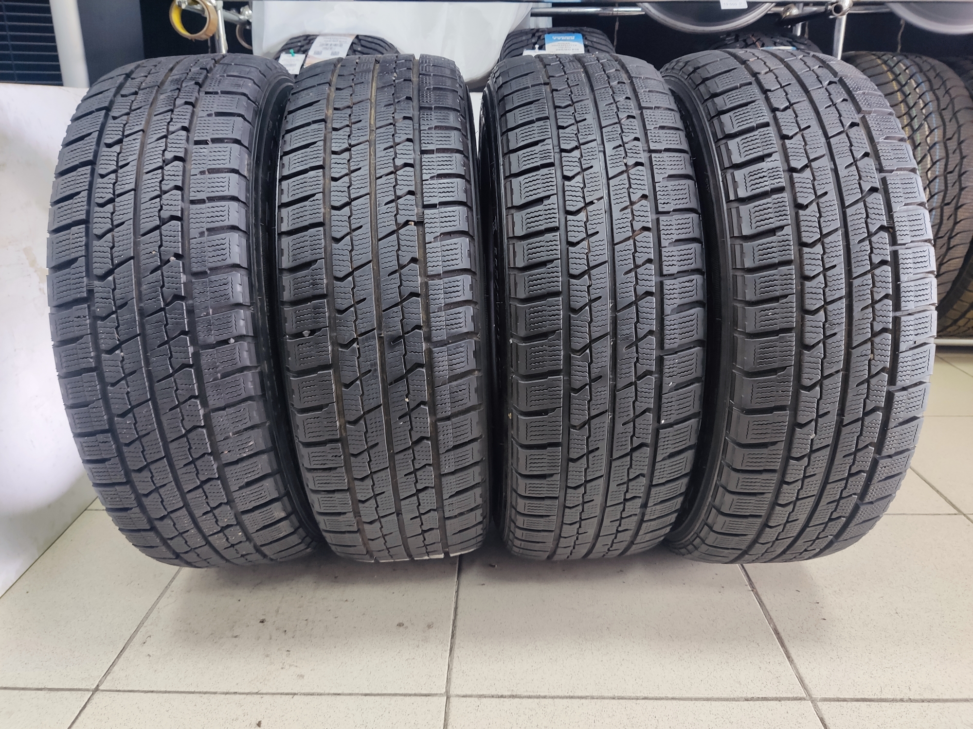 Шины б/у 225/60 R17 goodyear ice navi zea 2 99Q Износ 15% 2014 г.в. Япония  Комплект 4шт. 225/60 R17 в Красноярске || Шинный двор