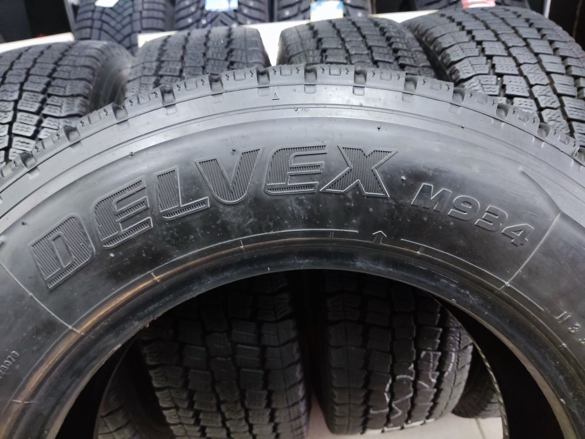 Шины б/у 205/70 R16 LT Toyo Delvex m934 111/109L Износ 5% 2018 г.в. Япония  Комплект 4шт. в Красноярске || Шинный двор