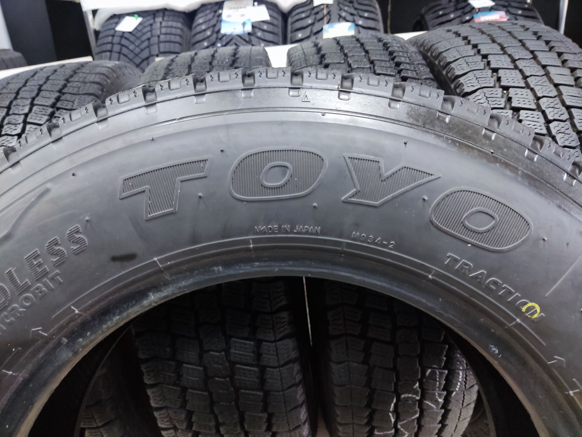 Шины б/у 205/70 R16 LT Toyo Delvex m934 111/109L Износ 5% 2018 г.в. Япония  Комплект 4шт. в Красноярске || Шинный двор